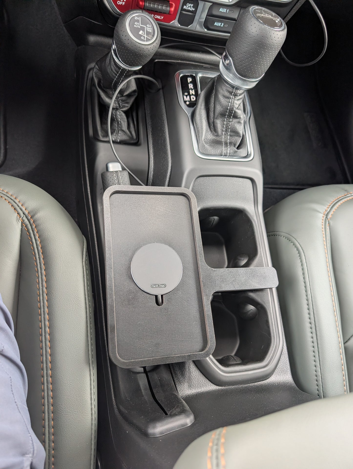 Jeep Wrangler/Gladiator Wireless Charging Tray (black)